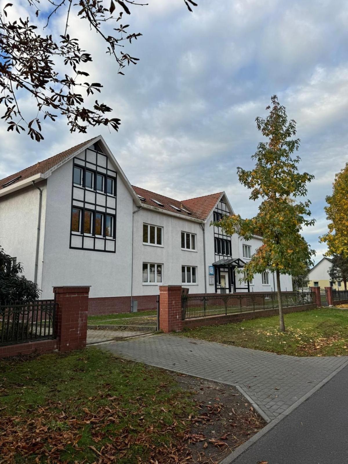 Fc-Apartmenthaus Falkensee Mit Grossem Garten Und Pkw Stellflaechen Exterior photo